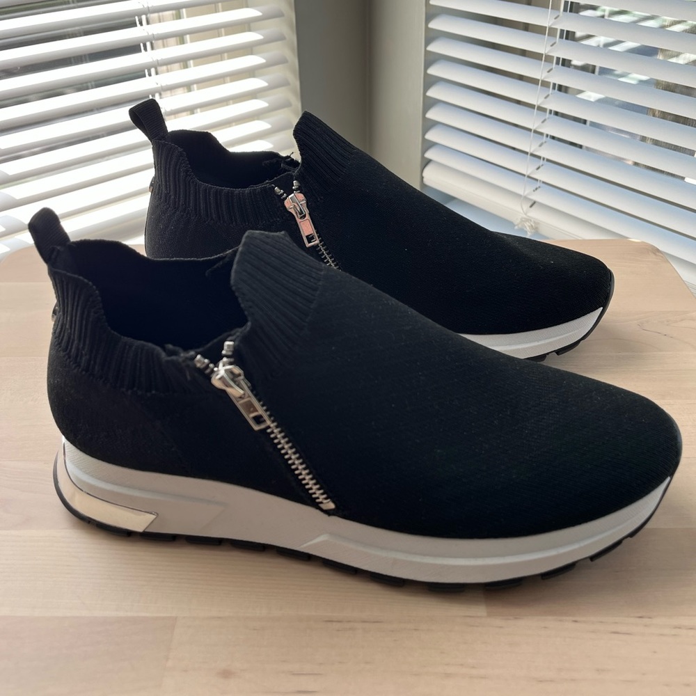 Trendy zipper sneaker Steve Madden NEW
